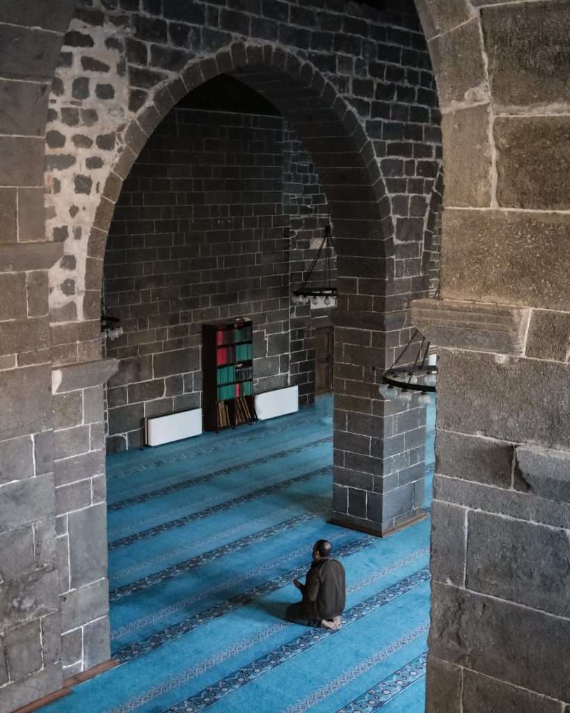 muslim_in_mosque_sitting_and_reciting_dua